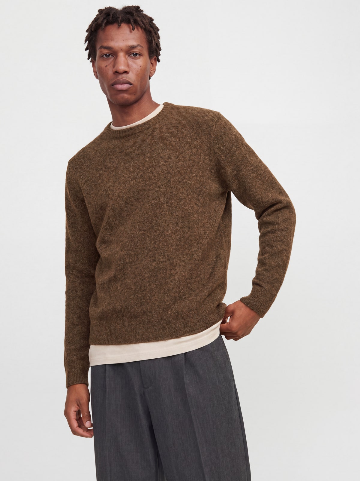 Ανδρικό πλεκτό πουλόβερ Simon καφέ – JACK & JONES